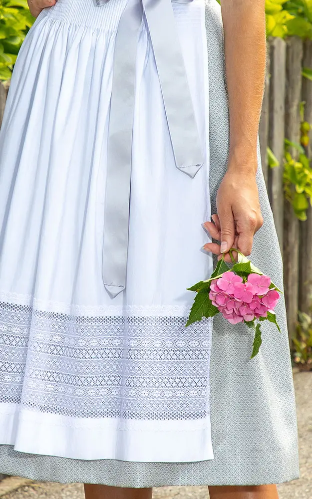 Blusendirndl Schlosstal, mit Schürze