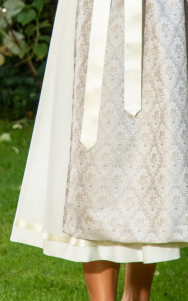 Blusendirndl Throntal sekt, mit Schürze