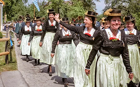 Chiemgauer-Tracht-Frauen