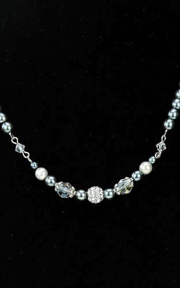 Kette Pria Perlen, grau