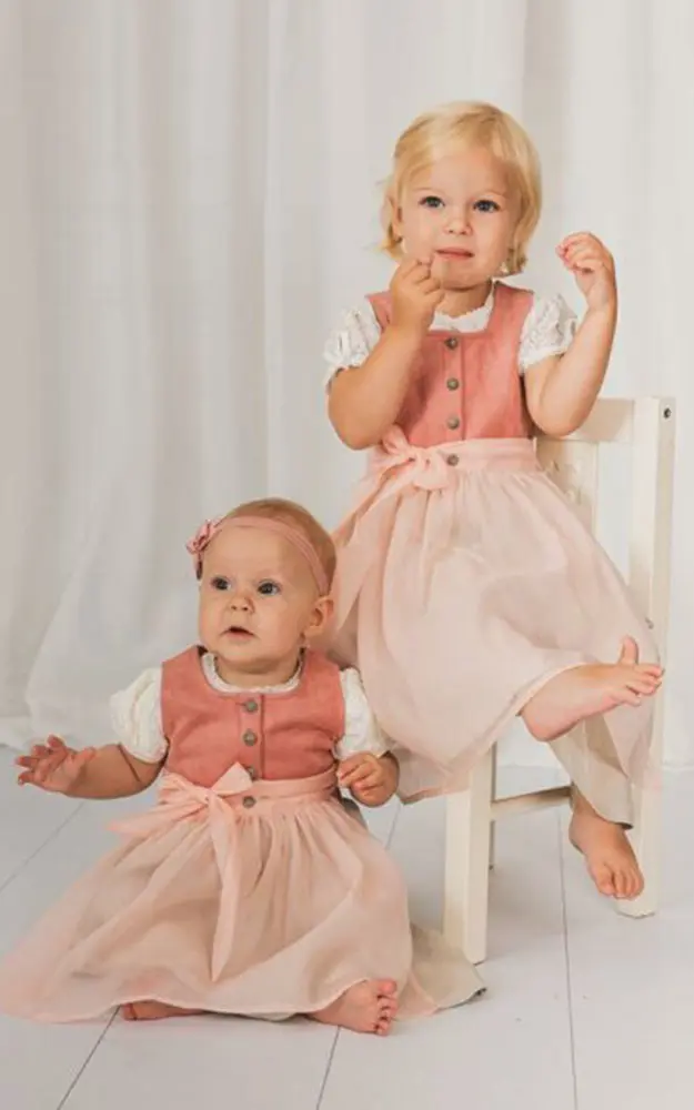 Baby-Dirndl Samira mit Schürze, lachs Samtoptik
